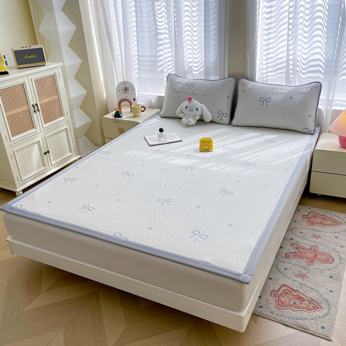 91家纺网 家纺一手货源 找家纺 小叮当家纺仓储工厂店 2025新款冰豆豆凉席冰丝席凉豆豆凉席-灵萌系列-床席款 灵萌条席-圆点蝴蝶结-灰