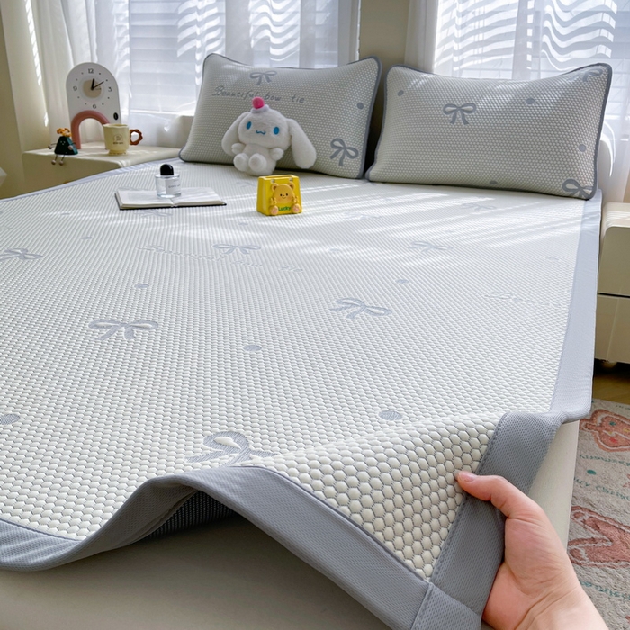 91家纺网 家纺一手货源 找家纺 小叮当家纺仓储工厂店 2025新款冰豆豆凉席冰丝席凉豆豆凉席-灵萌系列-床席款 灵萌条席-圆点蝴蝶结-灰