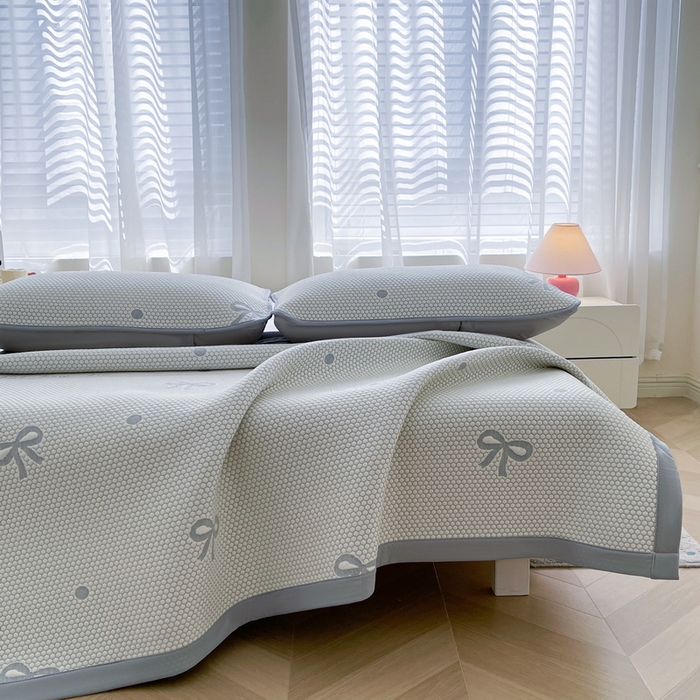 91家纺网 家纺一手货源 找家纺 小叮当家纺仓储工厂店 2025新款冰豆豆凉席冰丝席凉豆豆凉席-灵萌系列-床席款 灵萌条席-圆点蝴蝶结-灰