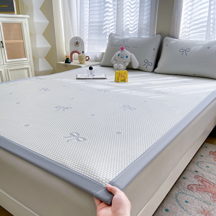 91家纺网 家纺一手货源 找家纺 小叮当家纺仓储工厂店 2025新款冰豆豆凉席冰丝席凉豆豆凉席-灵萌系列-床席款 灵萌条席-圆点蝴蝶结-灰