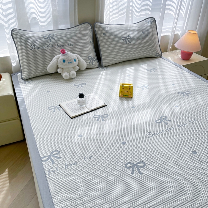 91家纺网 家纺一手货源 找家纺 小叮当家纺仓储工厂店 2025新款冰豆豆凉席冰丝席凉豆豆凉席-灵萌系列-床席款 灵萌条席-圆点蝴蝶结-灰