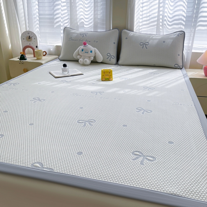 91家纺网 家纺一手货源 找家纺 小叮当家纺仓储工厂店 2025新款冰豆豆凉席冰丝席凉豆豆凉席-灵萌系列-床席款 灵萌条席-圆点蝴蝶结-灰