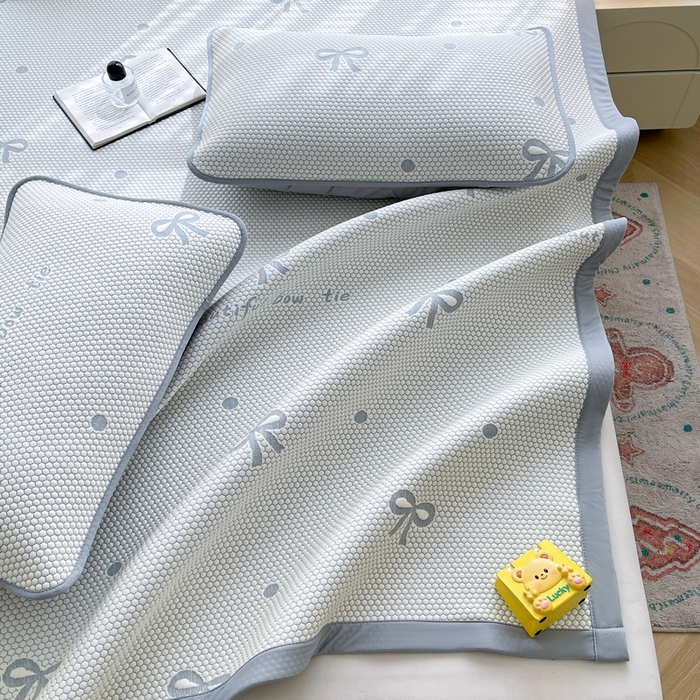 91家纺网 家纺一手货源 找家纺 小叮当家纺仓储工厂店 2025新款冰豆豆凉席冰丝席凉豆豆凉席-灵萌系列-床席款 灵萌条席-圆点蝴蝶结-灰