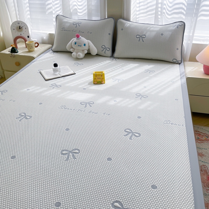 91家纺网 家纺一手货源 找家纺 小叮当家纺仓储工厂店 2025新款冰豆豆凉席冰丝席凉豆豆凉席-灵萌系列-床席款 灵萌条席-圆点蝴蝶结-灰