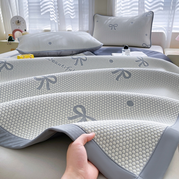 91家纺网 家纺一手货源 找家纺 小叮当家纺仓储工厂店 2025新款冰豆豆凉席冰丝席凉豆豆凉席-灵萌系列-床席款 灵萌条席-圆点蝴蝶结-灰