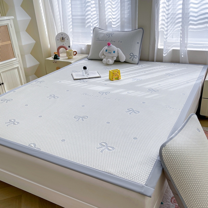 91家纺网 家纺一手货源 找家纺 小叮当家纺仓储工厂店 2025新款冰豆豆凉席冰丝席凉豆豆凉席-灵萌系列-床席款 灵萌条席-圆点蝴蝶结-灰