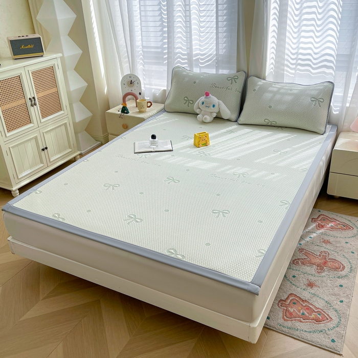 91家纺网 家纺一手货源 找家纺 小叮当家纺仓储工厂店 2025新款冰豆豆凉席冰丝席凉豆豆凉席-灵萌系列-床席款 灵萌条席-圆点蝴蝶结-绿