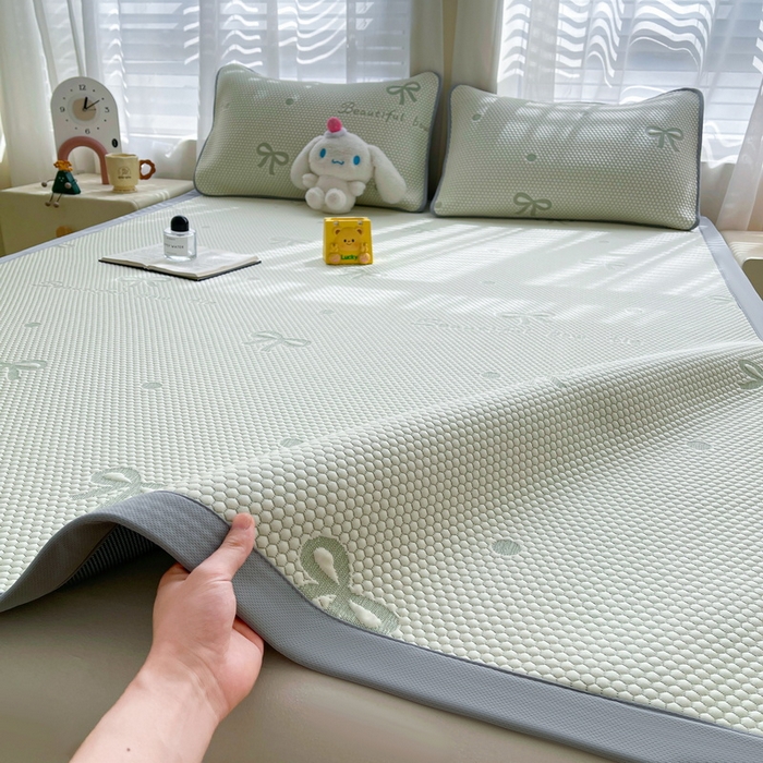 91家纺网 家纺一手货源 找家纺 小叮当家纺仓储工厂店 2025新款冰豆豆凉席冰丝席凉豆豆凉席-灵萌系列-床席款 灵萌条席-圆点蝴蝶结-绿