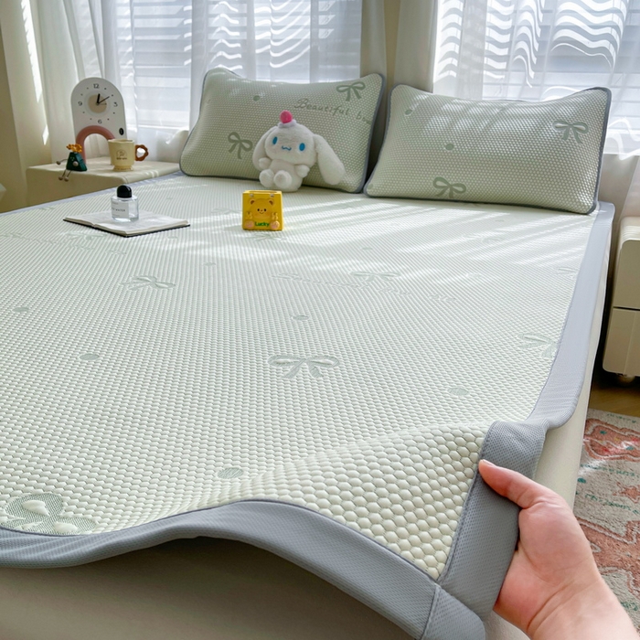 91家纺网 家纺一手货源 找家纺 小叮当家纺仓储工厂店 2025新款冰豆豆凉席冰丝席凉豆豆凉席-灵萌系列-床席款 灵萌条席-圆点蝴蝶结-绿