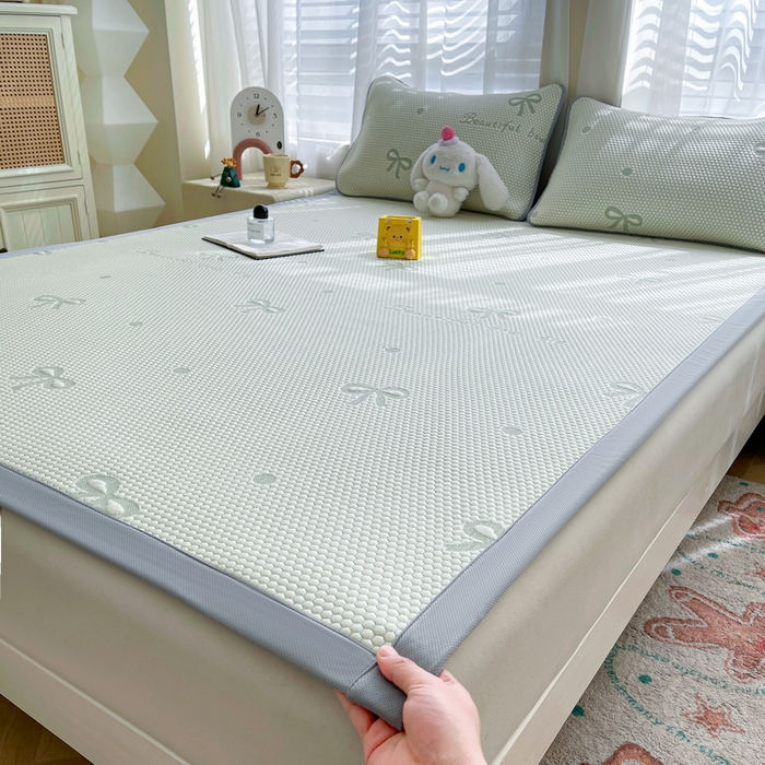 91家纺网 家纺一手货源 找家纺 小叮当家纺仓储工厂店 2025新款冰豆豆凉席冰丝席凉豆豆凉席-灵萌系列-床席款 灵萌条席-圆点蝴蝶结-绿