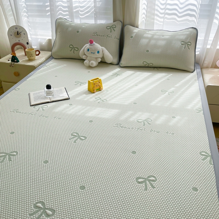 91家纺网 家纺一手货源 找家纺 小叮当家纺仓储工厂店 2025新款冰豆豆凉席冰丝席凉豆豆凉席-灵萌系列-床席款 灵萌条席-圆点蝴蝶结-绿