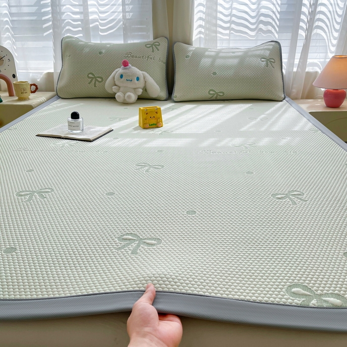 91家纺网 家纺一手货源 找家纺 小叮当家纺仓储工厂店 2025新款冰豆豆凉席冰丝席凉豆豆凉席-灵萌系列-床席款 灵萌条席-圆点蝴蝶结-绿