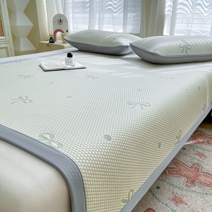 91家纺网 家纺一手货源 找家纺 小叮当家纺仓储工厂店 2025新款冰豆豆凉席冰丝席凉豆豆凉席-灵萌系列-床席款 灵萌条席-圆点蝴蝶结-绿