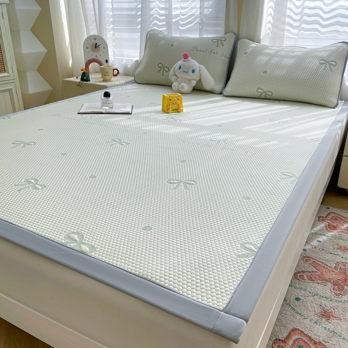 91家纺网 家纺一手货源 找家纺 小叮当家纺仓储工厂店 2025新款冰豆豆凉席冰丝席凉豆豆凉席-灵萌系列-床席款 灵萌条席-圆点蝴蝶结-绿