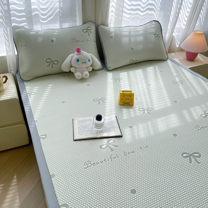 91家纺网 家纺一手货源 找家纺 小叮当家纺仓储工厂店 2025新款冰豆豆凉席冰丝席凉豆豆凉席-灵萌系列-床席款 灵萌条席-圆点蝴蝶结-绿