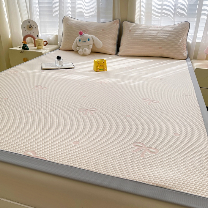 91家纺网 家纺一手货源 找家纺 小叮当家纺仓储工厂店 2025新款冰豆豆凉席冰丝席凉豆豆凉席-灵萌系列-床席款 灵萌条席-圆点蝴蝶结-粉