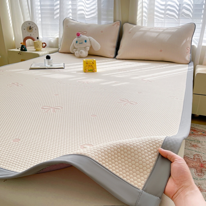 91家纺网 家纺一手货源 找家纺 小叮当家纺仓储工厂店 2025新款冰豆豆凉席冰丝席凉豆豆凉席-灵萌系列-床席款 灵萌条席-圆点蝴蝶结-粉