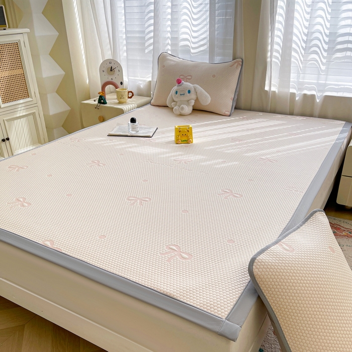 91家纺网 家纺一手货源 找家纺 小叮当家纺仓储工厂店 2025新款冰豆豆凉席冰丝席凉豆豆凉席-灵萌系列-床席款 灵萌条席-圆点蝴蝶结-粉