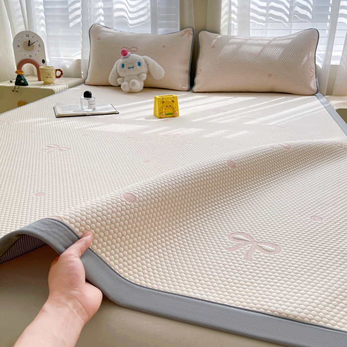 91家纺网 家纺一手货源 找家纺 小叮当家纺仓储工厂店 2025新款冰豆豆凉席冰丝席凉豆豆凉席-灵萌系列-床席款 灵萌条席-圆点蝴蝶结-粉