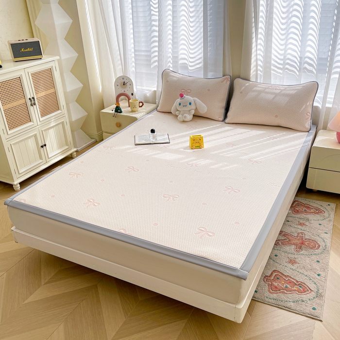 91家纺网 家纺一手货源 找家纺 小叮当家纺仓储工厂店 2025新款冰豆豆凉席冰丝席凉豆豆凉席-灵萌系列-床席款 灵萌条席-圆点蝴蝶结-粉