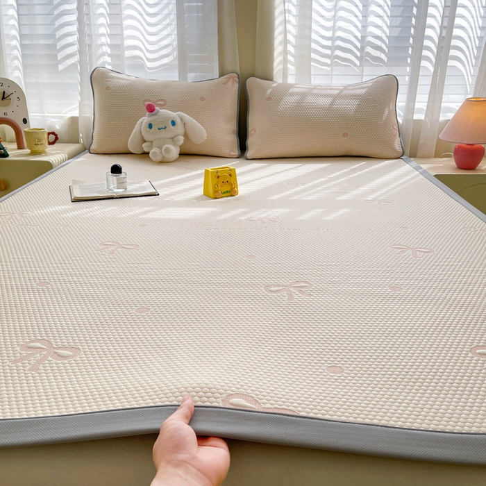 91家纺网 家纺一手货源 找家纺 小叮当家纺仓储工厂店 2025新款冰豆豆凉席冰丝席凉豆豆凉席-灵萌系列-床席款 灵萌条席-圆点蝴蝶结-粉