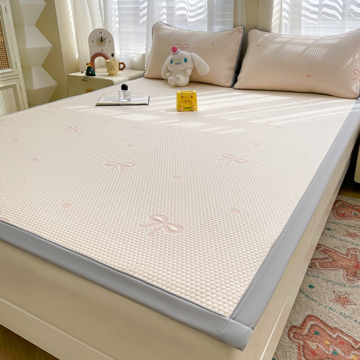 91家纺网 家纺一手货源 找家纺 小叮当家纺仓储工厂店 2025新款冰豆豆凉席冰丝席凉豆豆凉席-灵萌系列-床席款 灵萌条席-圆点蝴蝶结-粉