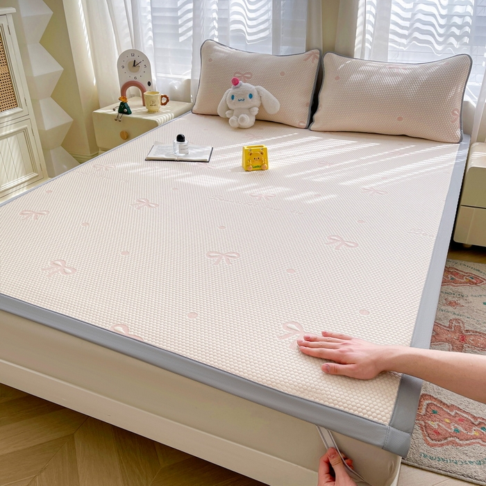 91家纺网 家纺一手货源 找家纺 小叮当家纺仓储工厂店 2025新款冰豆豆凉席冰丝席凉豆豆凉席-灵萌系列-床席款 灵萌条席-圆点蝴蝶结-粉