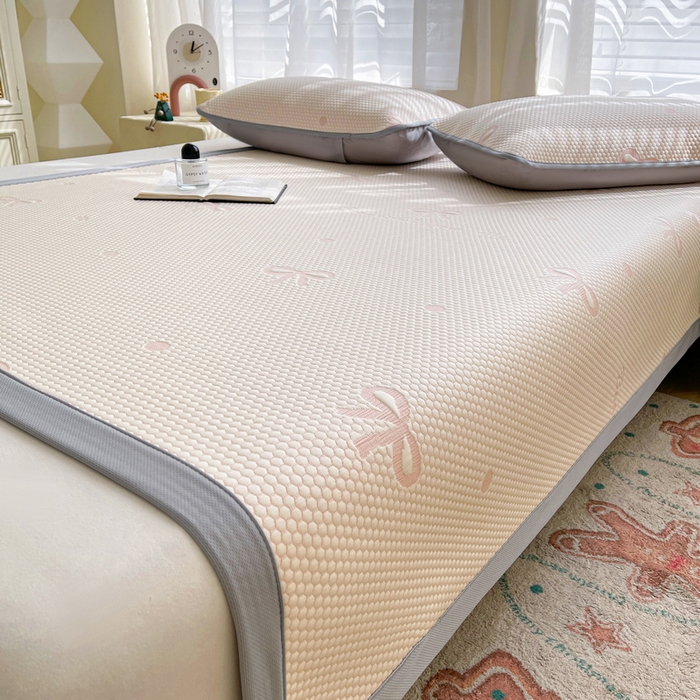 91家纺网 家纺一手货源 找家纺 小叮当家纺仓储工厂店 2025新款冰豆豆凉席冰丝席凉豆豆凉席-灵萌系列-床席款 灵萌条席-圆点蝴蝶结-粉