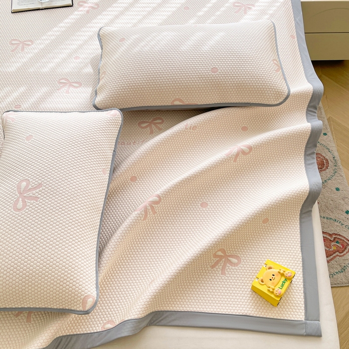 91家纺网 家纺一手货源 找家纺 小叮当家纺仓储工厂店 2025新款冰豆豆凉席冰丝席凉豆豆凉席-灵萌系列-床席款 灵萌条席-圆点蝴蝶结-粉