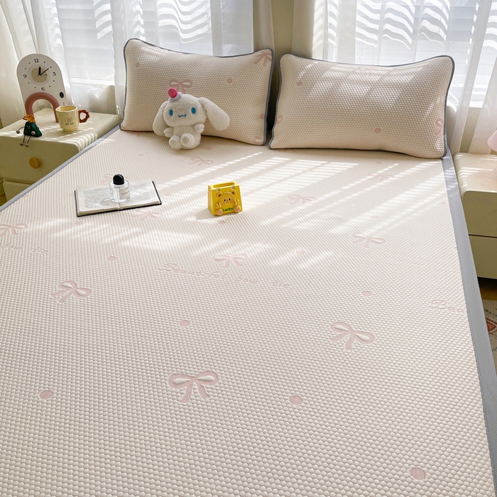 91家纺网 家纺一手货源 找家纺 小叮当家纺仓储工厂店 2025新款冰豆豆凉席冰丝席凉豆豆凉席-灵萌系列-床席款 灵萌条席-圆点蝴蝶结-粉