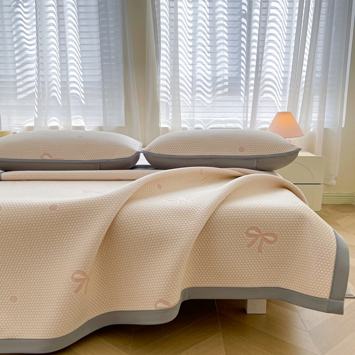 91家纺网 家纺一手货源 找家纺 小叮当家纺仓储工厂店 2025新款冰豆豆凉席冰丝席凉豆豆凉席-灵萌系列-床席款 灵萌条席-圆点蝴蝶结-粉