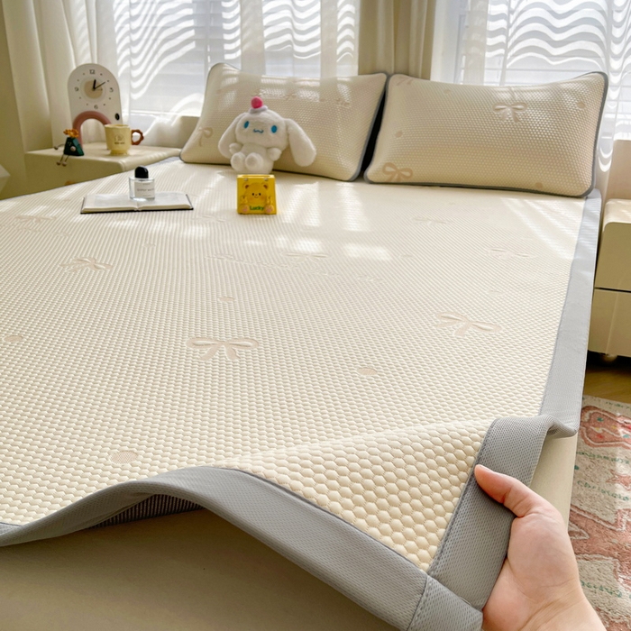 91家纺网 家纺一手货源 找家纺 小叮当家纺仓储工厂店 2025新款冰豆豆凉席冰丝席凉豆豆凉席-灵萌系列-床席款 灵萌条席-圆点蝴蝶结-咖