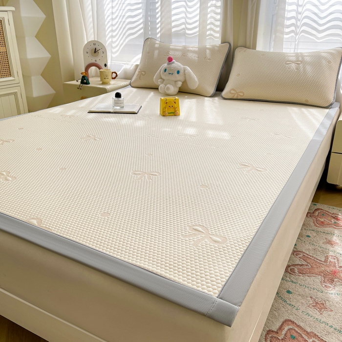 91家纺网 家纺一手货源 找家纺 小叮当家纺仓储工厂店 2025新款冰豆豆凉席冰丝席凉豆豆凉席-灵萌系列-床席款 灵萌条席-圆点蝴蝶结-咖