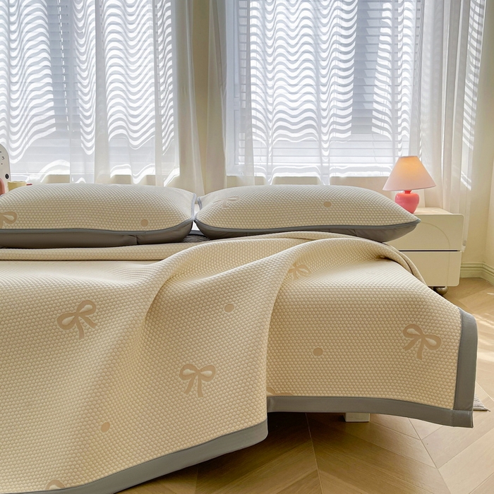 91家纺网 家纺一手货源 找家纺 小叮当家纺仓储工厂店 2025新款冰豆豆凉席冰丝席凉豆豆凉席-灵萌系列-床席款 灵萌条席-圆点蝴蝶结-咖