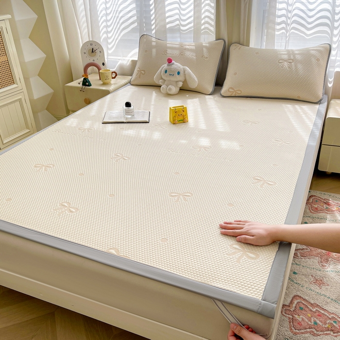 91家纺网 家纺一手货源 找家纺 小叮当家纺仓储工厂店 2025新款冰豆豆凉席冰丝席凉豆豆凉席-灵萌系列-床席款 灵萌条席-圆点蝴蝶结-咖