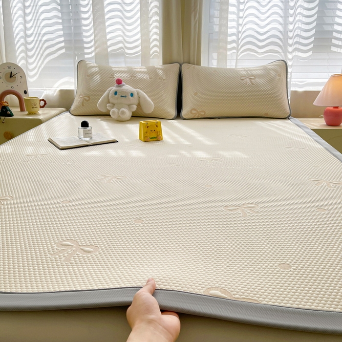 91家纺网 家纺一手货源 找家纺 小叮当家纺仓储工厂店 2025新款冰豆豆凉席冰丝席凉豆豆凉席-灵萌系列-床席款 灵萌条席-圆点蝴蝶结-咖