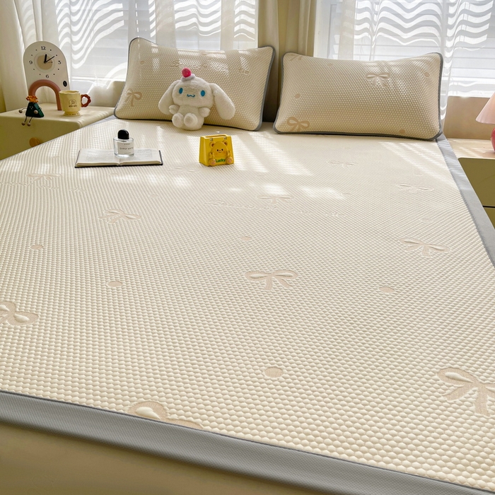 91家纺网 家纺一手货源 找家纺 小叮当家纺仓储工厂店 2025新款冰豆豆凉席冰丝席凉豆豆凉席-灵萌系列-床席款 灵萌条席-圆点蝴蝶结-咖