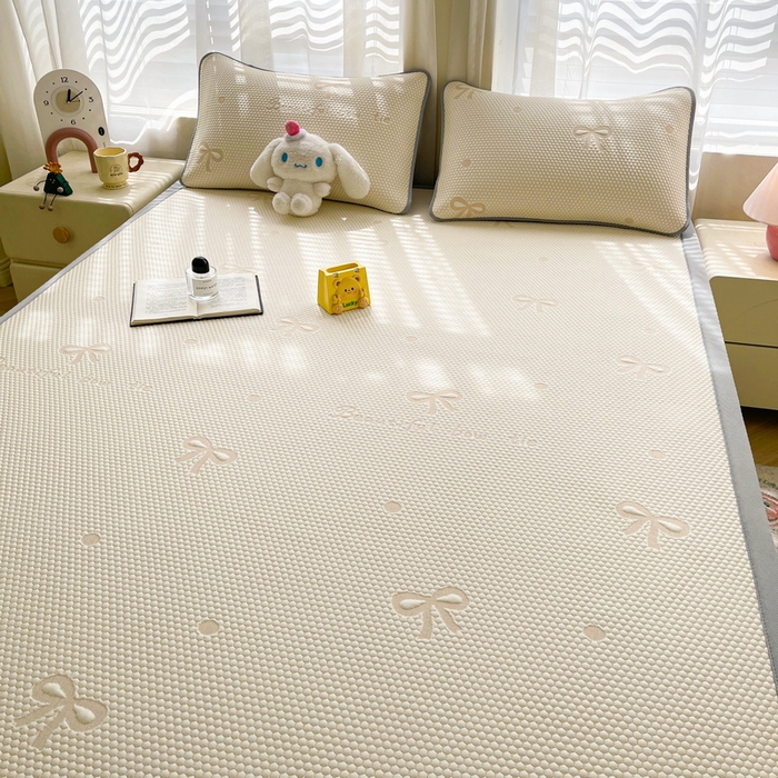 91家纺网 家纺一手货源 找家纺 小叮当家纺仓储工厂店 2025新款冰豆豆凉席冰丝席凉豆豆凉席-灵萌系列-床席款 灵萌条席-圆点蝴蝶结-咖