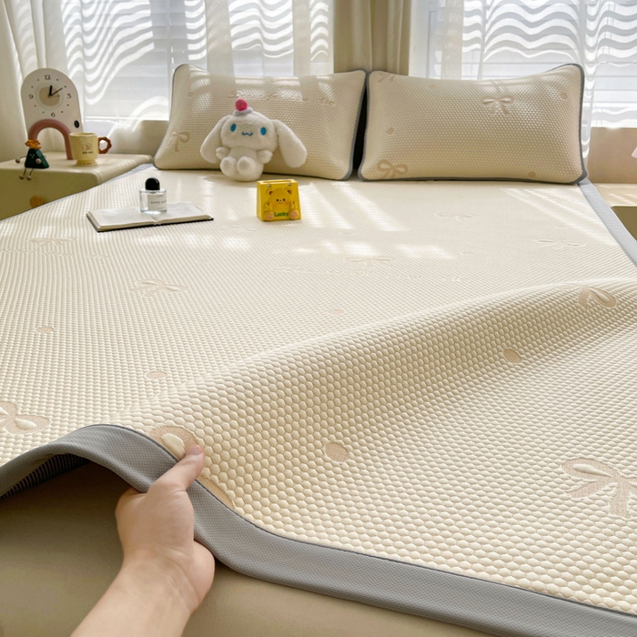 91家纺网 家纺一手货源 找家纺 小叮当家纺仓储工厂店 2025新款冰豆豆凉席冰丝席凉豆豆凉席-灵萌系列-床席款 灵萌条席-圆点蝴蝶结-咖