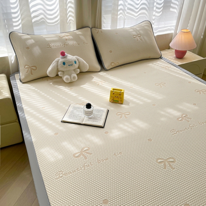 91家纺网 家纺一手货源 找家纺 小叮当家纺仓储工厂店 2025新款冰豆豆凉席冰丝席凉豆豆凉席-灵萌系列-床席款 灵萌条席-圆点蝴蝶结-咖