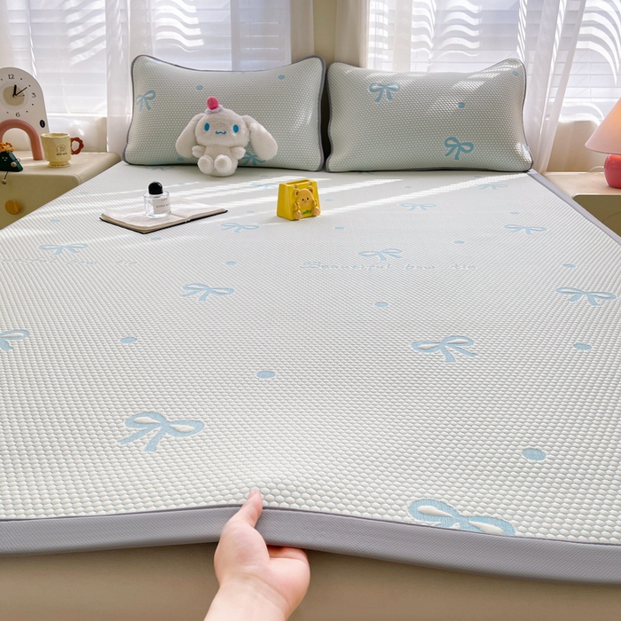 91家纺网 家纺一手货源 找家纺 小叮当家纺仓储工厂店 2025新款冰豆豆凉席冰丝席凉豆豆凉席-灵萌系列-床席款 灵萌条席-圆点蝴蝶结-蓝