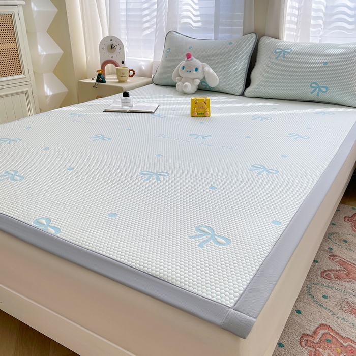 91家纺网 家纺一手货源 找家纺 小叮当家纺仓储工厂店 2025新款冰豆豆凉席冰丝席凉豆豆凉席-灵萌系列-床席款 灵萌条席-圆点蝴蝶结-蓝