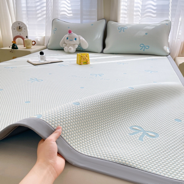 91家纺网 家纺一手货源 找家纺 小叮当家纺仓储工厂店 2025新款冰豆豆凉席冰丝席凉豆豆凉席-灵萌系列-床席款 灵萌条席-圆点蝴蝶结-蓝