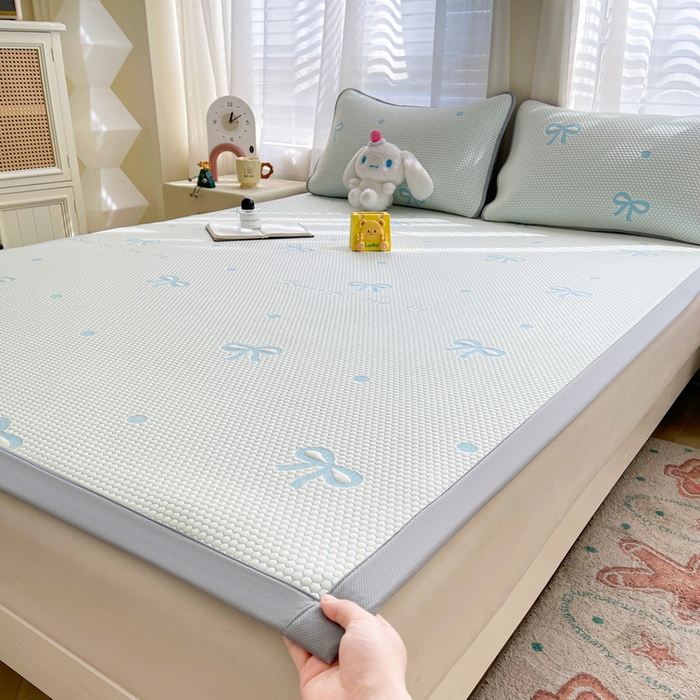 91家纺网 家纺一手货源 找家纺 小叮当家纺仓储工厂店 2025新款冰豆豆凉席冰丝席凉豆豆凉席-灵萌系列-床席款 灵萌条席-圆点蝴蝶结-蓝