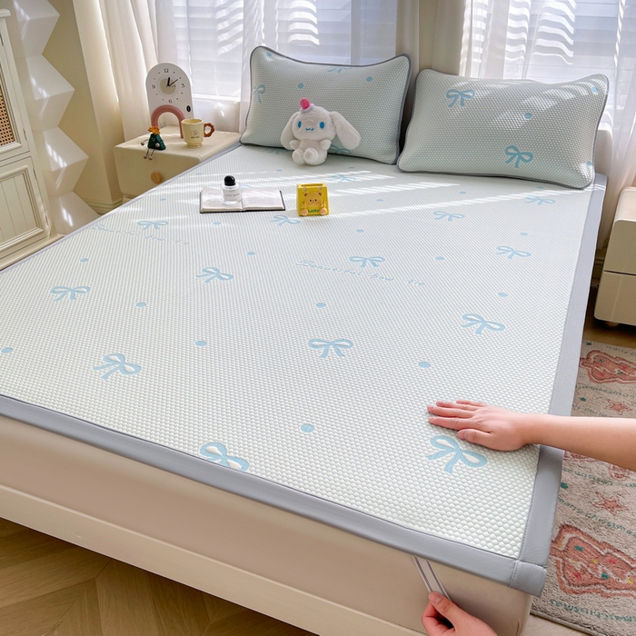 91家纺网 家纺一手货源 找家纺 小叮当家纺仓储工厂店 2025新款冰豆豆凉席冰丝席凉豆豆凉席-灵萌系列-床席款 灵萌条席-圆点蝴蝶结-蓝