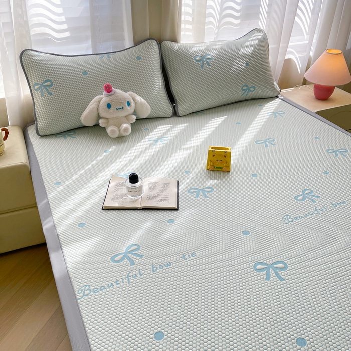 91家纺网 家纺一手货源 找家纺 小叮当家纺仓储工厂店 2025新款冰豆豆凉席冰丝席凉豆豆凉席-灵萌系列-床席款 灵萌条席-圆点蝴蝶结-蓝