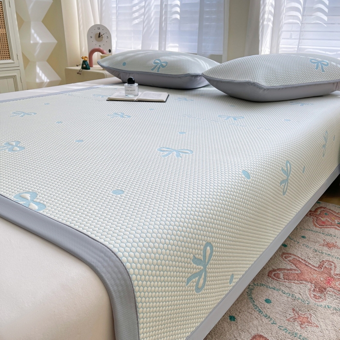 91家纺网 家纺一手货源 找家纺 小叮当家纺仓储工厂店 2025新款冰豆豆凉席冰丝席凉豆豆凉席-灵萌系列-床席款 灵萌条席-圆点蝴蝶结-蓝