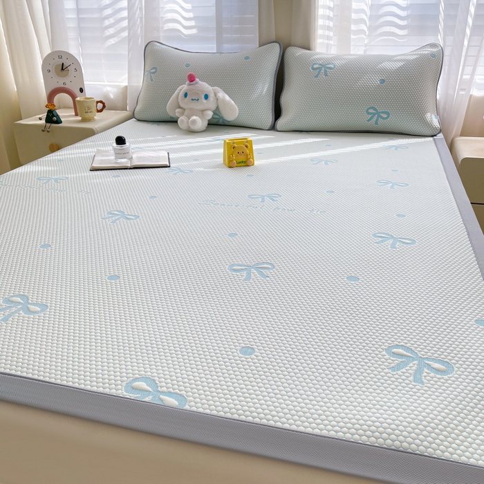 91家纺网 家纺一手货源 找家纺 小叮当家纺仓储工厂店 2025新款冰豆豆凉席冰丝席凉豆豆凉席-灵萌系列-床席款 灵萌条席-圆点蝴蝶结-蓝