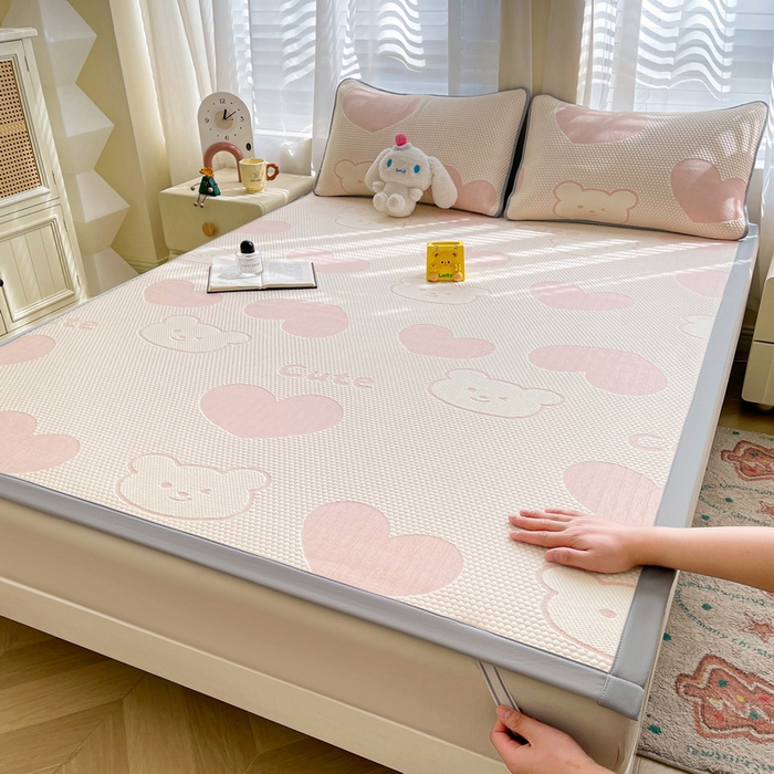 91家纺网 家纺一手货源 找家纺 小叮当家纺仓储工厂店 2025新款冰豆豆凉席冰丝席凉豆豆凉席-灵萌系列-床席款 灵萌条席-大爱心熊-粉