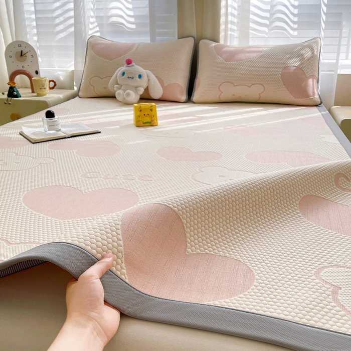 91家纺网 家纺一手货源 找家纺 小叮当家纺仓储工厂店 2025新款冰豆豆凉席冰丝席凉豆豆凉席-灵萌系列-床席款 灵萌条席-大爱心熊-粉